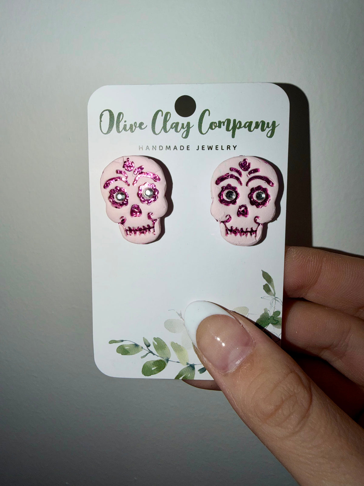 Large skull studs pink