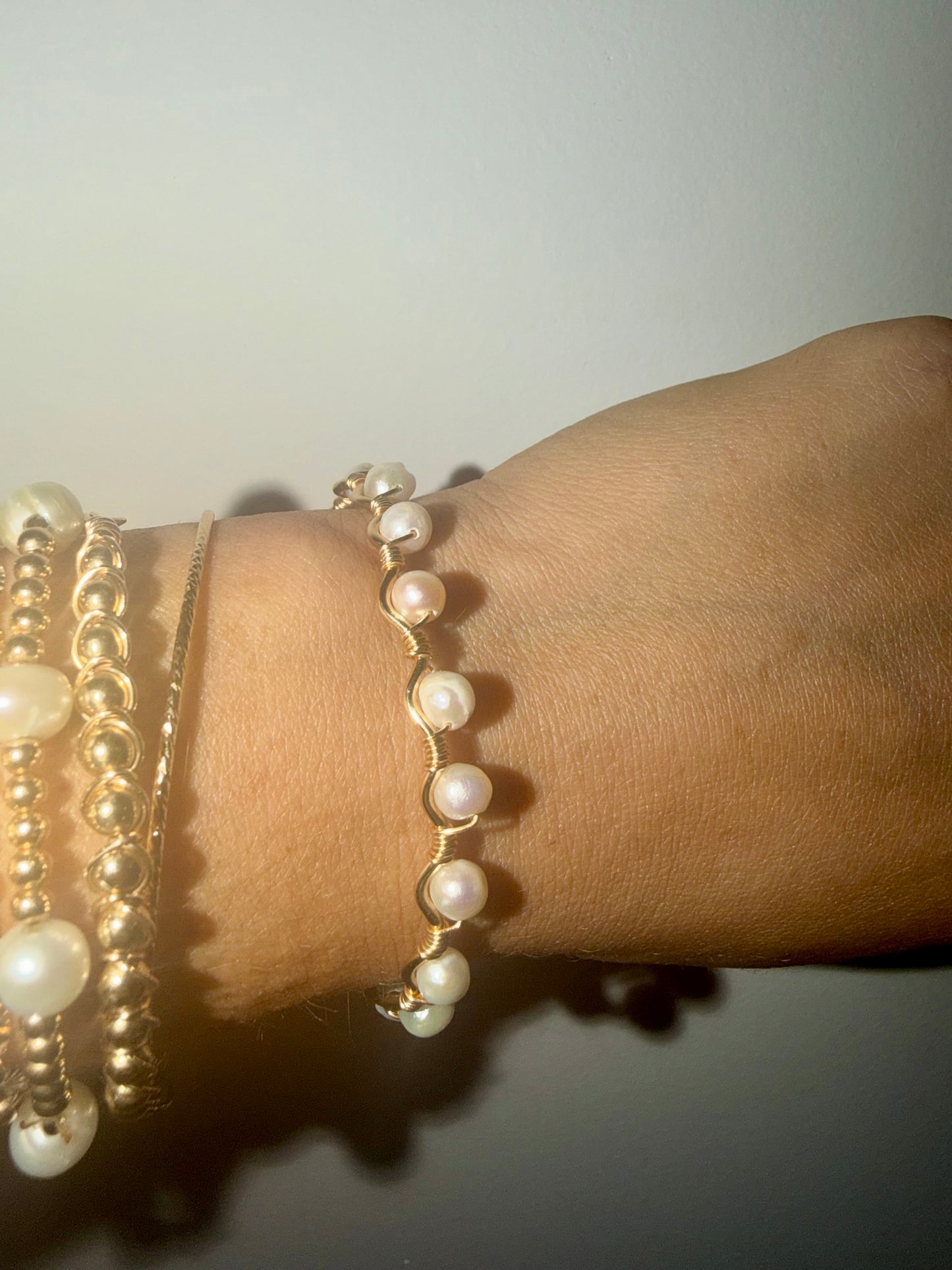 Freshwater pearl wavy wire bracelet
