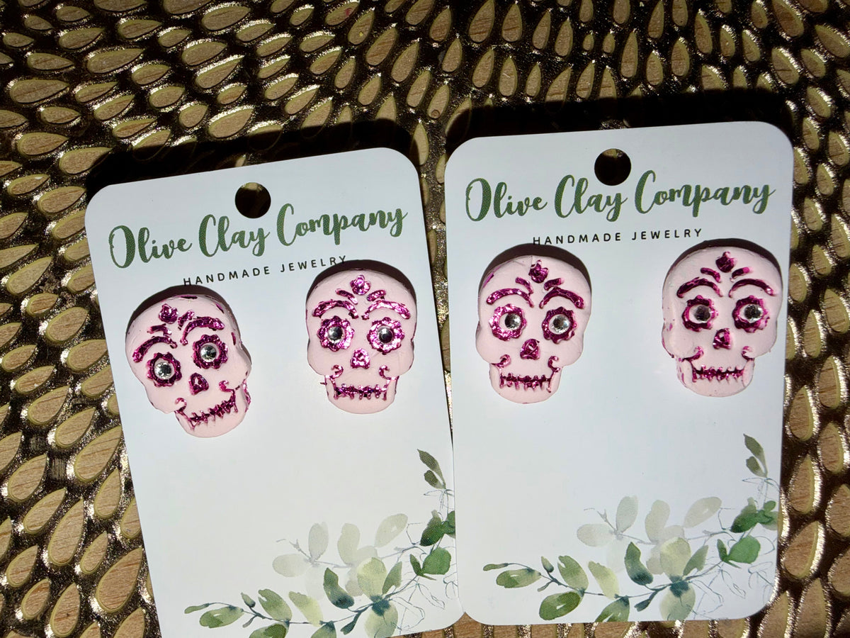 Large skull studs pink