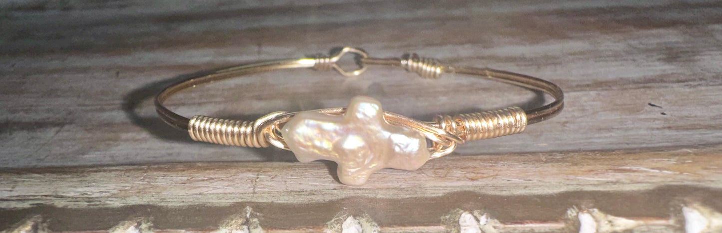 Freshwater pearl cross wire bracelet