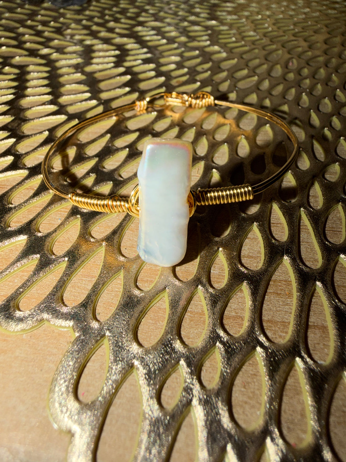 Bar freshwater pearl gold plated wire bracelet