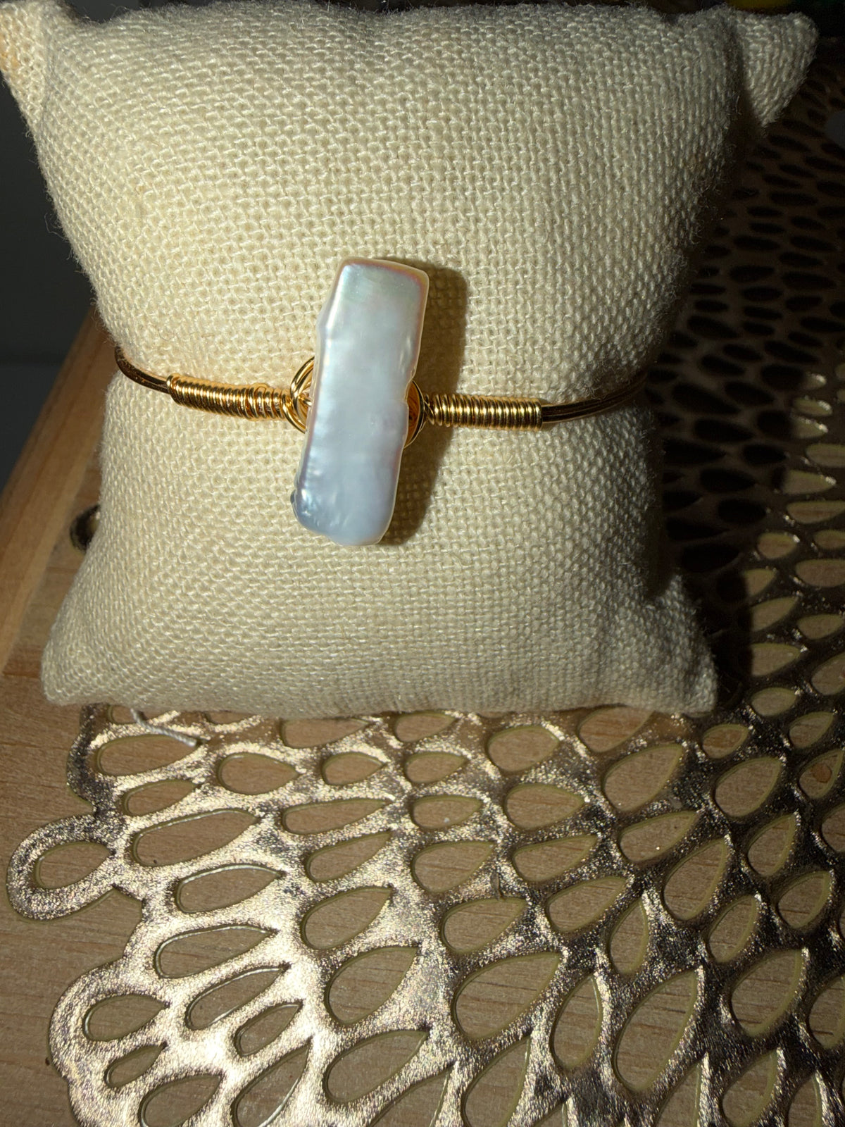 Bar freshwater pearl gold plated wire bracelet