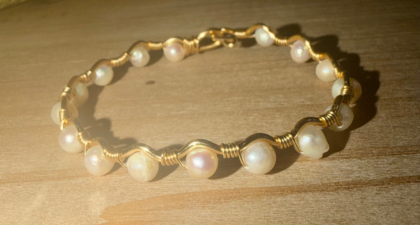 Freshwater pearl wavy wire bracelet