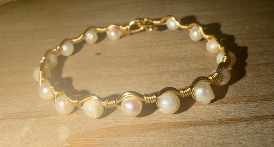 Freshwater pearl wavy wire bracelet