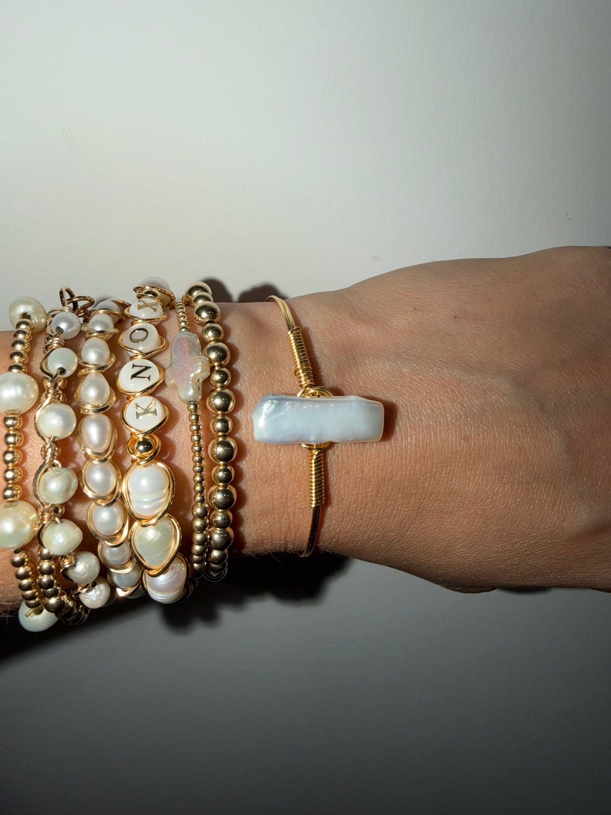 Bar freshwater pearl gold plated wire bracelet