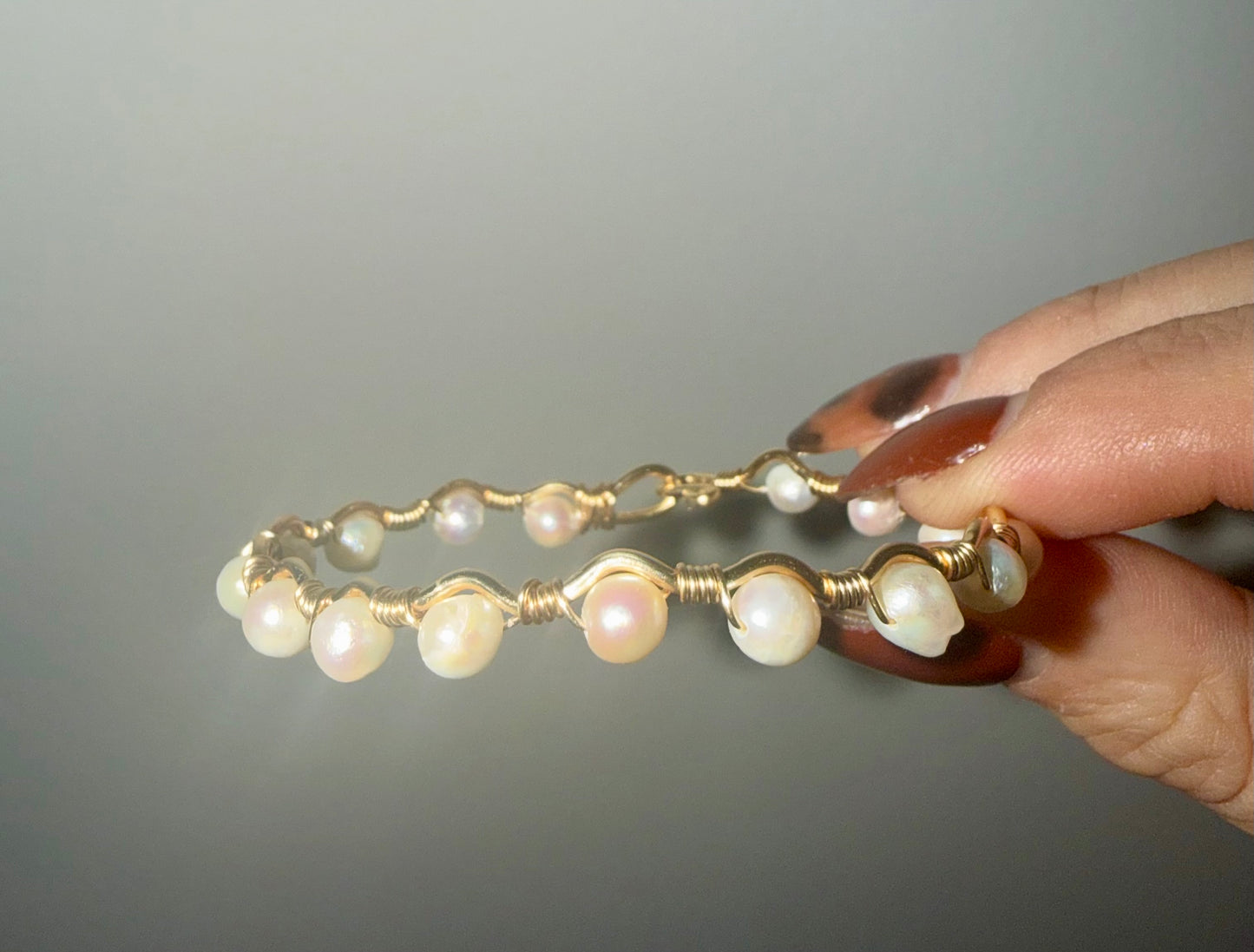 Freshwater pearl wavy wire bracelet
