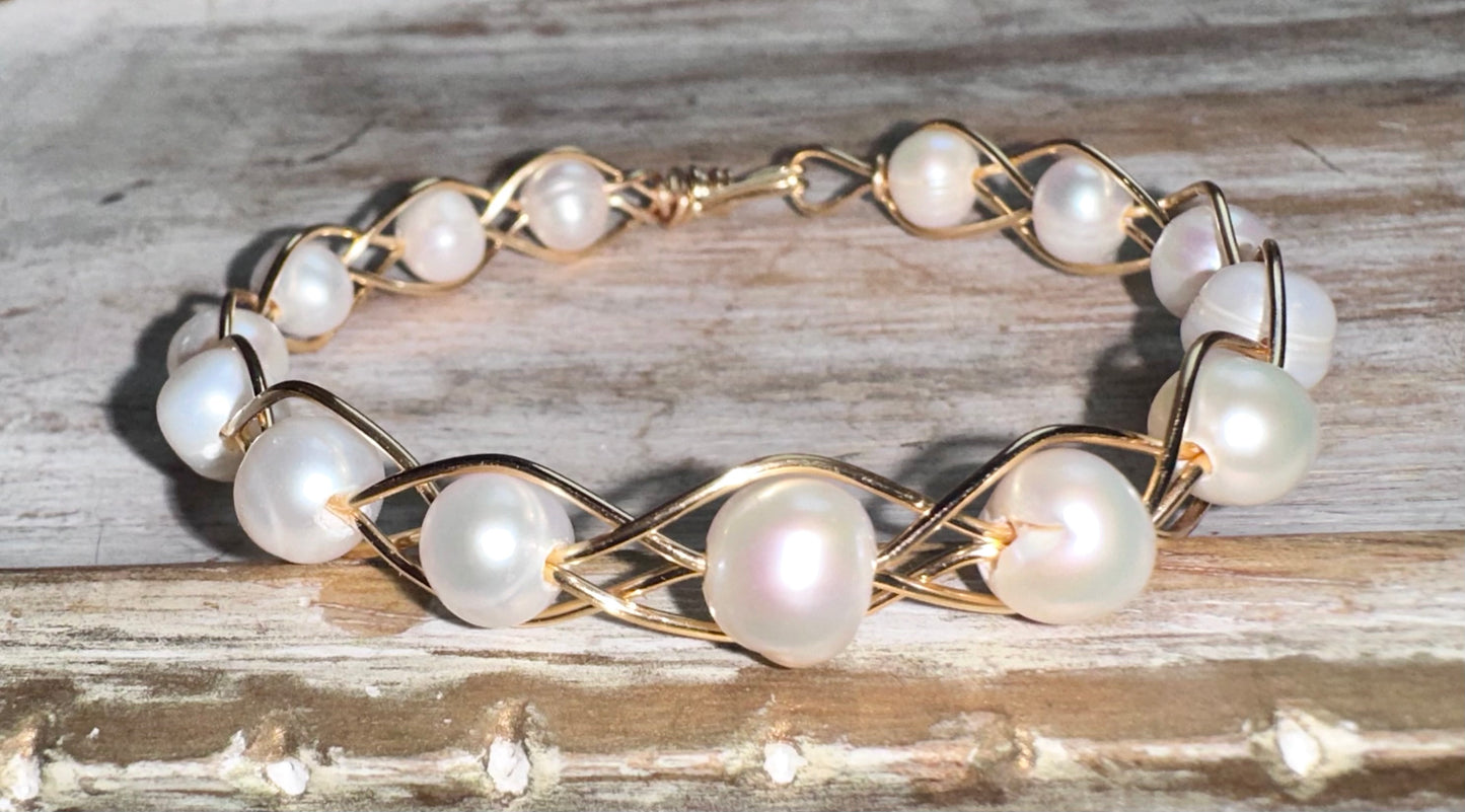 Freshwater pearl beaded wire bracelet